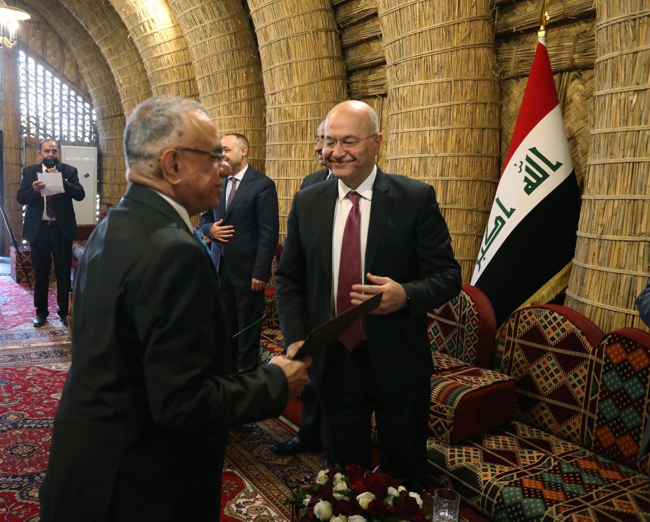 برهم صالح يلتقط 23 صورة فوتغرافية مع اعلاميين بمضيف من القصب بقصر صدام