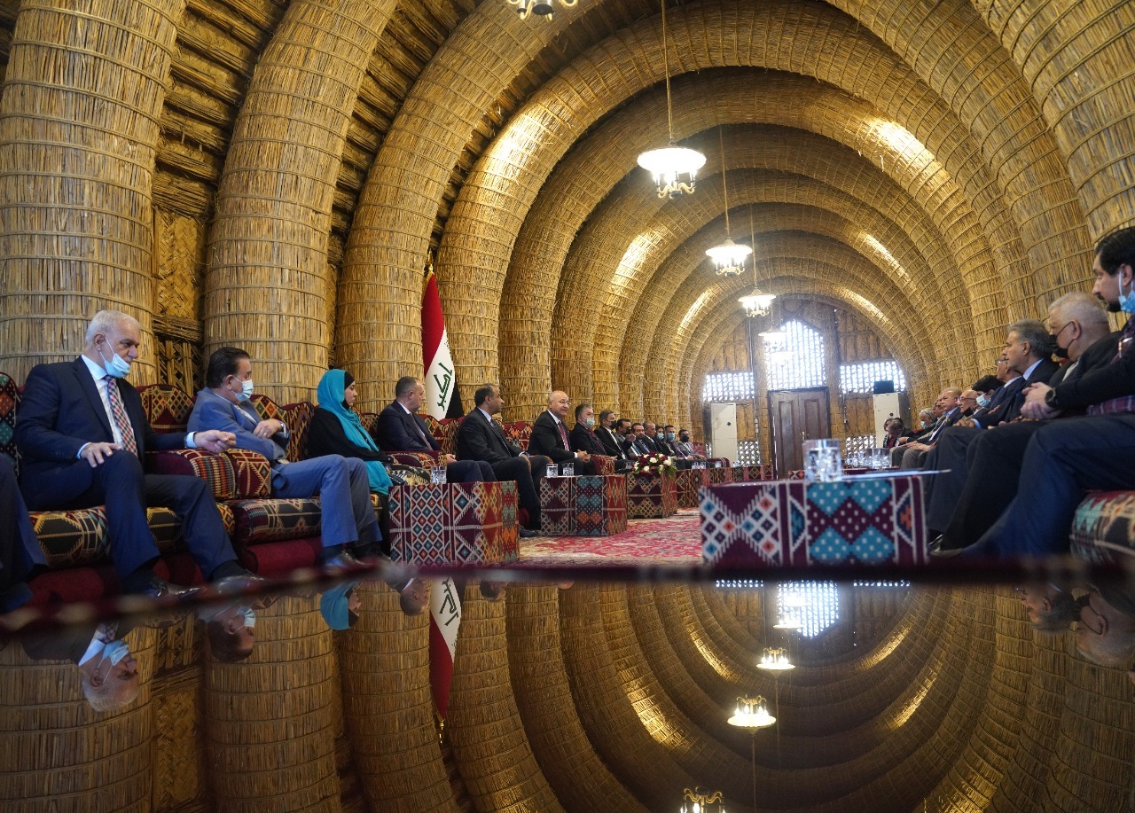 برهم صالح يلتقط 23 صورة فوتغرافية مع اعلاميين بمضيف من القصب بقصر صدام